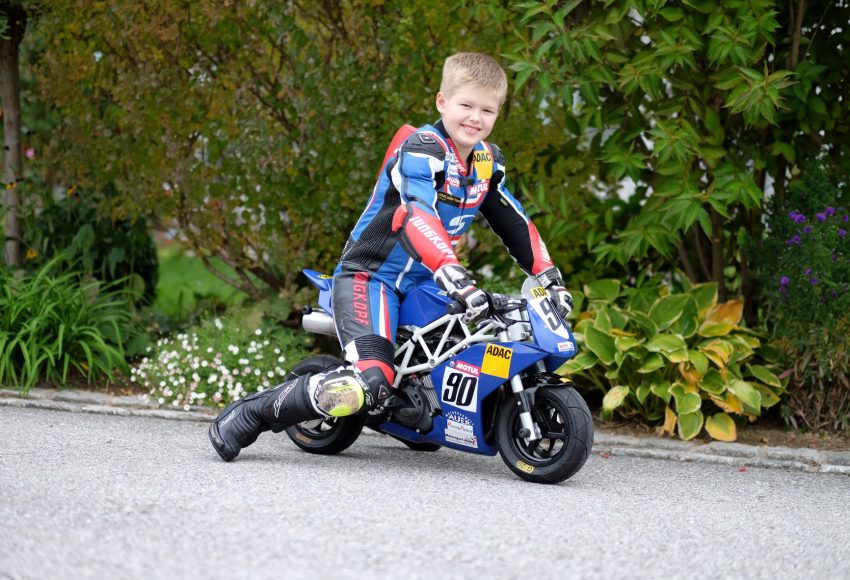 Lukas auf Moped